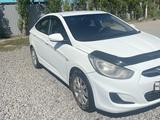 Hyundai Solaris 2013 года за 3 900 000 тг. в Актобе – фото 2