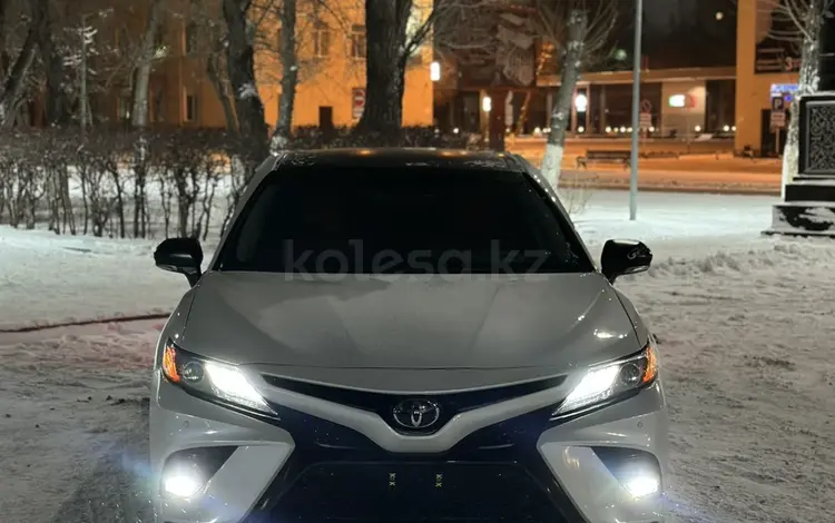 Toyota Camry 2018 года за 13 500 000 тг. в Караганда