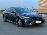 Toyota Camry 2021 года за 13 700 000 тг. в Алматы – фото 2