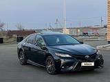 Toyota Camry 2021 года за 13 700 000 тг. в Алматы – фото 3