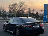Toyota Camry 2021 года за 13 700 000 тг. в Алматы – фото 5