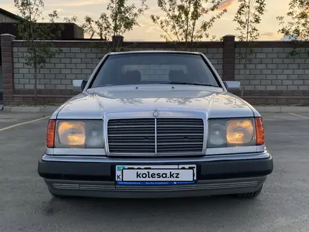 Mercedes-Benz E 220 1992 года за 2 700 000 тг. в Жаркент – фото 2