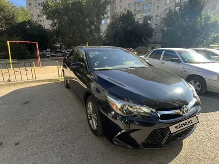 Toyota Camry 2017 года за 7 100 000 тг. в Актобе – фото 2