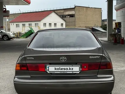 Toyota Camry 2000 года за 3 400 000 тг. в Алматы – фото 2