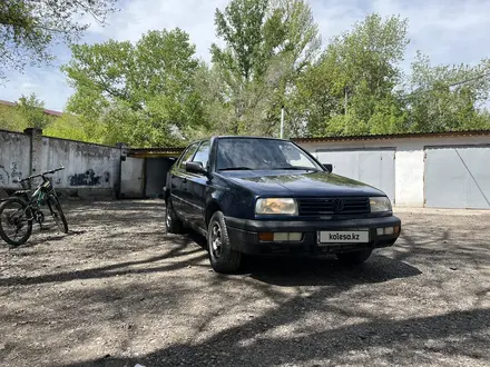 Volkswagen Vento 1993 года за 1 350 000 тг. в Караганда – фото 2