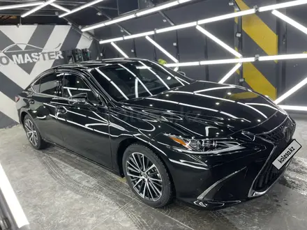 Lexus ES 250 2022 года за 22 000 000 тг. в Алматы