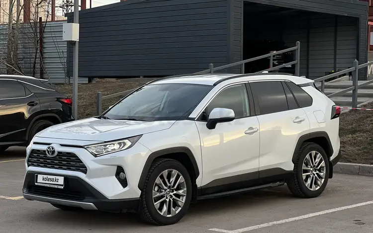 Toyota RAV4 2021 года за 16 350 000 тг. в Караганда