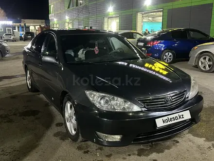 Toyota Camry 2001 года за 3 500 000 тг. в Актобе – фото 2