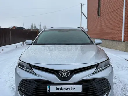 Toyota Camry 2018 года за 13 650 000 тг. в Актобе – фото 2