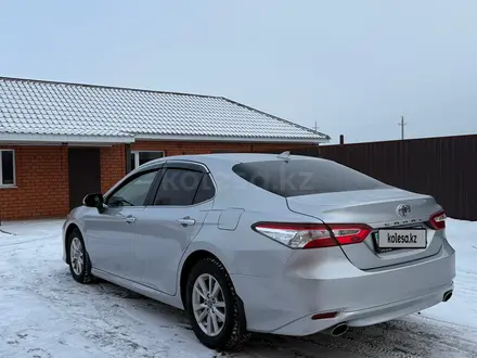 Toyota Camry 2018 года за 13 650 000 тг. в Актобе – фото 5