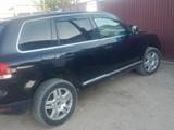 Volkswagen Touareg 2007 года за 5 000 000 тг. в Кызылорда – фото 2