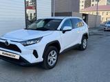 Toyota RAV4 2022 года за 17 500 000 тг. в Атырау – фото 4