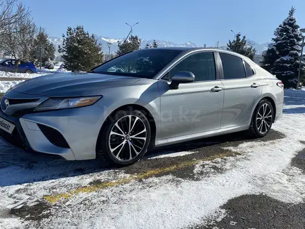 Toyota Camry 2018 года за 11 200 000 тг. в Алматы – фото 7