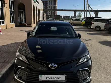 Toyota Camry 2023 года за 16 650 000 тг. в Астана