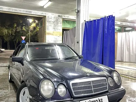 Mercedes-Benz E 320 1996 года за 2 900 000 тг. в Алматы