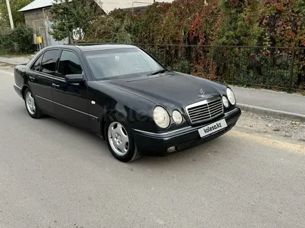 Mercedes-Benz E 320 1998 года за 3 850 000 тг. в Шымкент – фото 2