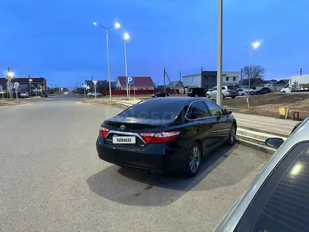 Toyota Camry 2016 года за 9 200 000 тг. в Уральск – фото 2