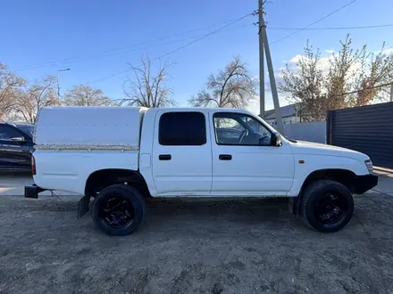 Toyota Hilux 2000 года за 2 000 000 тг. в Атырау – фото 4