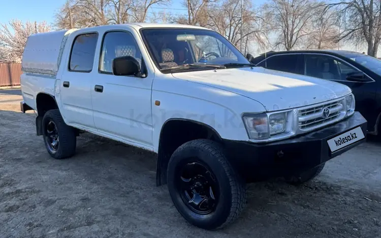 Toyota Hilux 2000 года за 2 000 000 тг. в Атырау