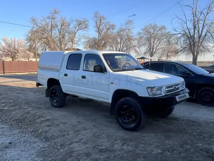 Toyota Hilux 2000 года за 2 000 000 тг. в Атырау – фото 3