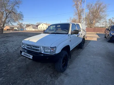 Toyota Hilux 2000 года за 2 000 000 тг. в Атырау – фото 7
