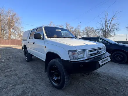 Toyota Hilux 2000 года за 2 000 000 тг. в Атырау – фото 2