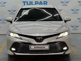 Toyota Camry 2018 года за 13 500 000 тг. в Алматы – фото 2