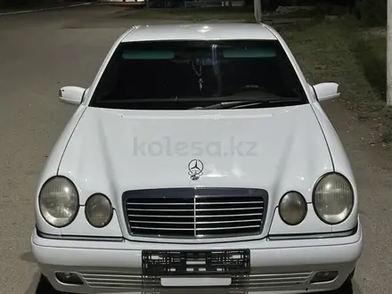 Mercedes-Benz E 320 1998 года за 3 800 000 тг. в Астана