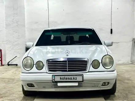 Mercedes-Benz E 320 1998 года за 3 800 000 тг. в Астана – фото 2