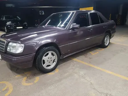 Mercedes-Benz E 220 1994 года за 2 100 000 тг. в Астана – фото 2