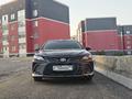 Toyota Camry 2023 года за 14 100 000 тг. в Актобе – фото 2