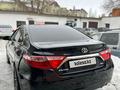 Toyota Camry 2017 года за 9 000 000 тг. в Актобе – фото 2