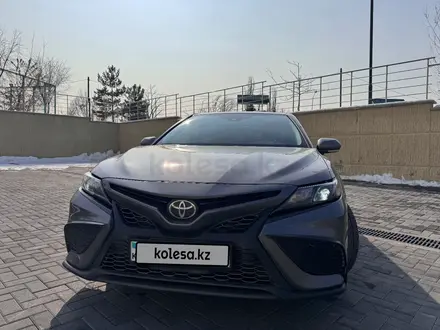 Toyota Camry 2022 года за 14 250 000 тг. в Алматы – фото 17