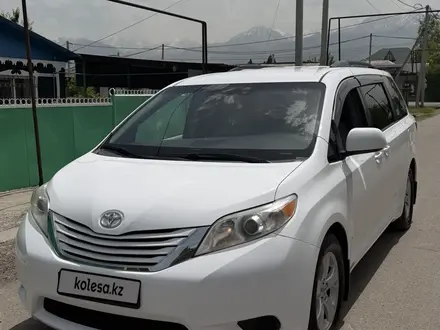 Toyota Sienna 2015 года за 13 000 000 тг. в Алматы