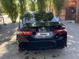 Toyota Camry 2018 года за 9 900 000 тг. в Актобе – фото 4