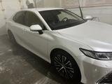 Toyota Camry 2023 годаүшін18 500 000 тг. в Актобе – фото 2