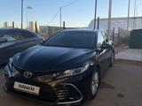 Toyota Camry 2021 года за 13 400 000 тг. в Караганда – фото 2