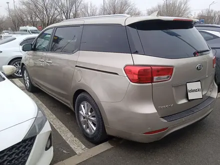 Kia Carnival 2015 года за 11 000 000 тг. в Атырау – фото 2