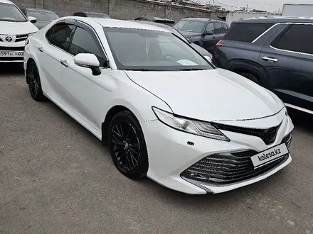 Toyota Camry 2018 года за 12 200 000 тг. в Алматы – фото 3