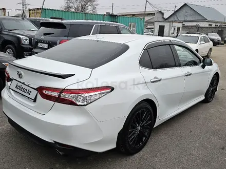 Toyota Camry 2018 года за 12 200 000 тг. в Алматы – фото 4