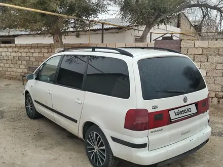 Volkswagen Sharan 2001 года за 2 500 000 тг. в Актау