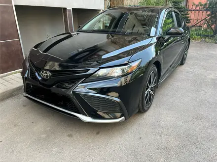 Toyota Camry 2021 года за 14 500 000 тг. в Алматы – фото 3