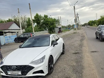 Hyundai Sonata 2021 года за 9 950 000 тг. в Караганда – фото 2