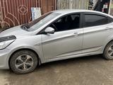 Hyundai Solaris 2013 года за 3 500 000 тг. в Уральск – фото 2