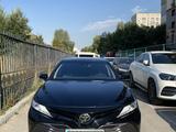 Toyota Camry 2019 года за 13 500 000 тг. в Алматы – фото 2