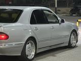 Mercedes-Benz E 320 2001 годаfor4 500 000 тг. в Мангистау – фото 2