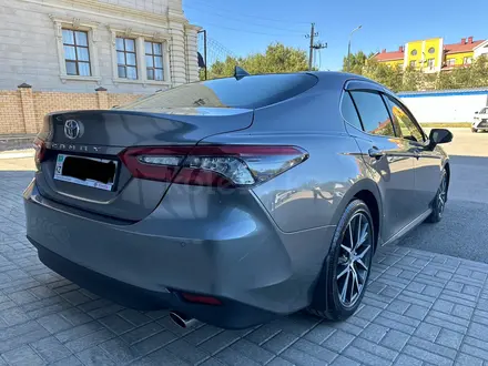 Toyota Camry 2023 года за 20 300 000 тг. в Актобе – фото 5