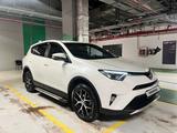 Toyota RAV4 2016 года за 13 000 000 тг. в Астана