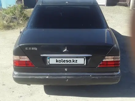 Mercedes-Benz E 220 1993 года за 1 800 000 тг. в Жезказган – фото 2