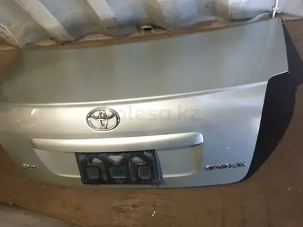 Крышка багажника Toyota Avensis за 30 000 тг. в Алматы
